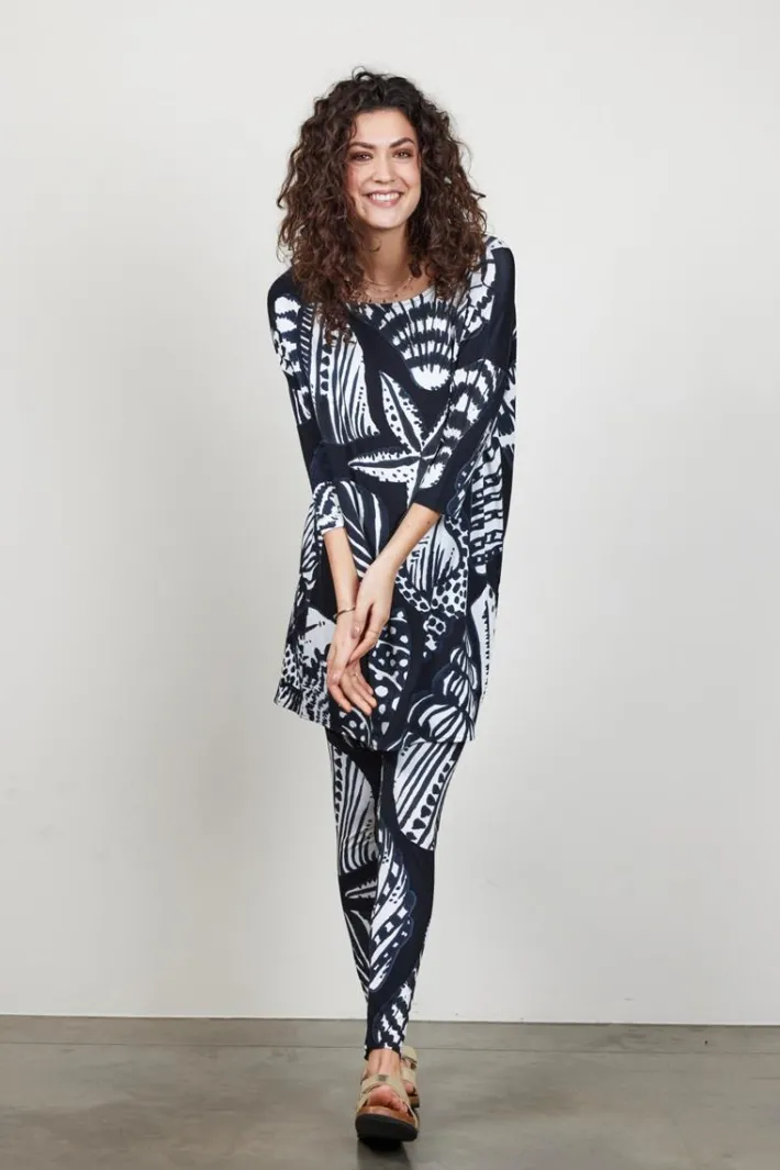 DiDi Basic legging in Black with Shell Symphony print- Leggings | Lange Broeken