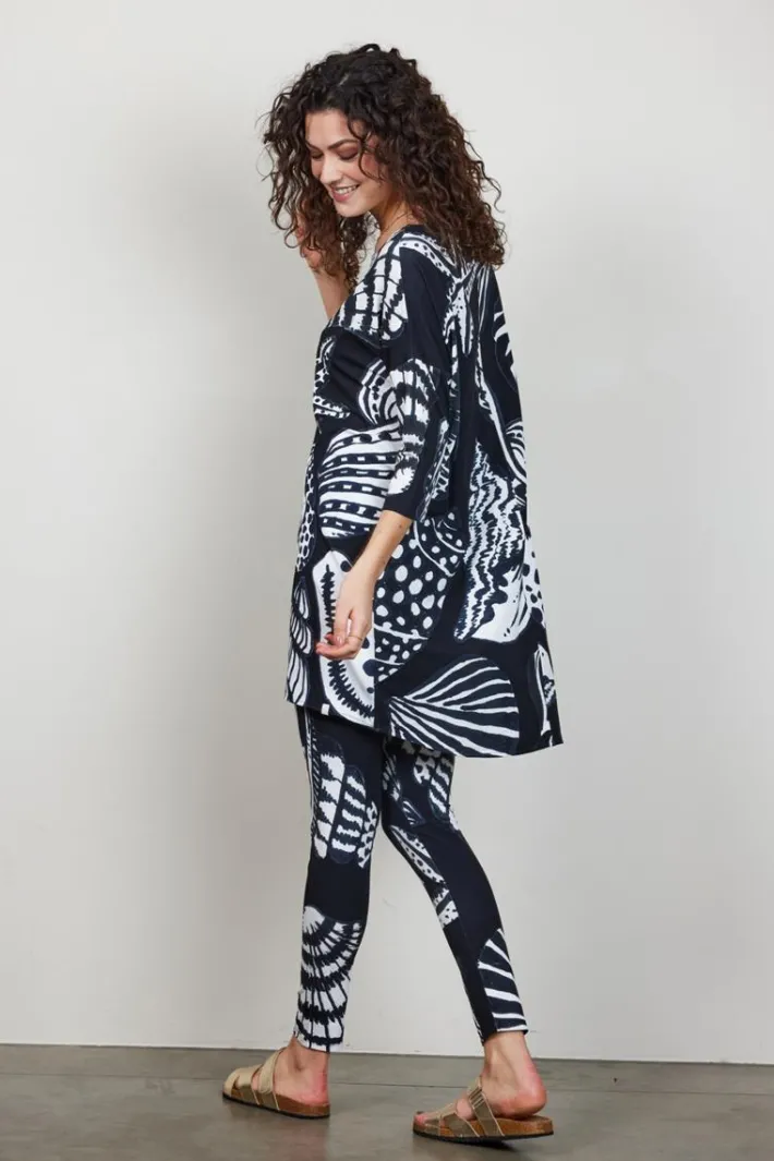DiDi Easy loose dress in Black with Shell symphony print.- Jurken & Tunieken