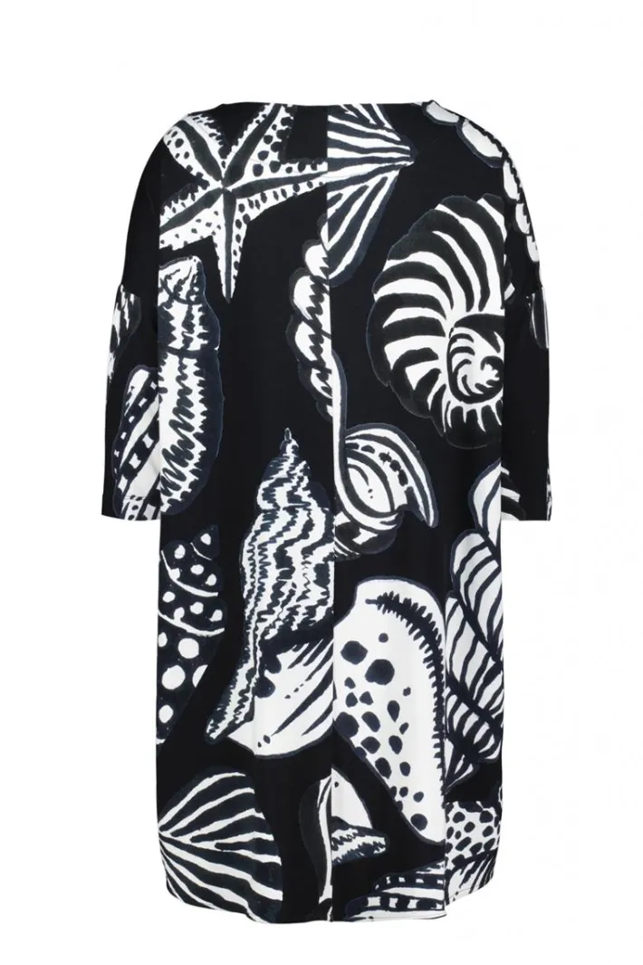 DiDi Easy loose dress in Black with Shell symphony print.- Jurken & Tunieken