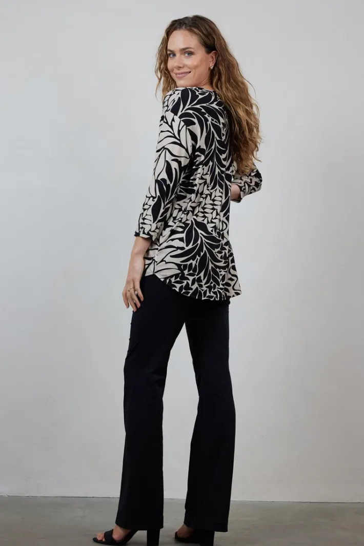 DiDi Fancy V-tee in black with Oasis print- T-shirts & Tops