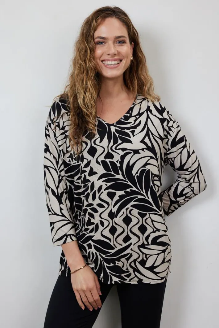 DiDi Fancy V-tee in black with Oasis print- T-shirts & Tops