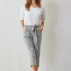 DiDi Travel capri Journal in Dark shadow with offwhite Dots in a row print- Travel | Korte Broeken