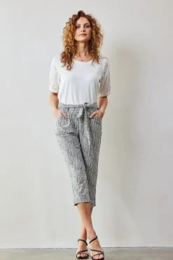 DiDi Travel capri Journal in Dark shadow with offwhite Dots in a row print- Travel | Korte Broeken