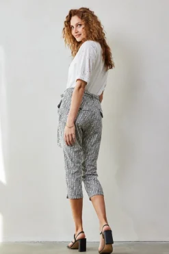 DiDi Travel capri Journal in Dark shadow with offwhite Dots in a row print- Travel | Korte Broeken