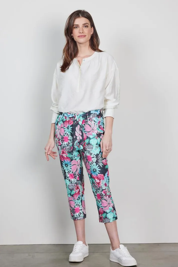 DiDi Travel capri Journal print in dark shadow with Floral medley print- Travel | Korte Broeken