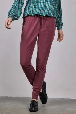 DiDi Travel pants Flying in de kleur mahogany- Travel | Lange Broeken